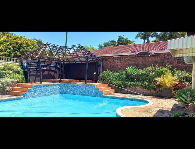 6 BEDROOM CLUSTER FOR SALE IN MANORS